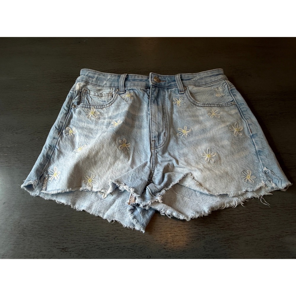 American Eagle Daisy Embroidered Mom Shorts Light Wash Denim High Waisted Size 6